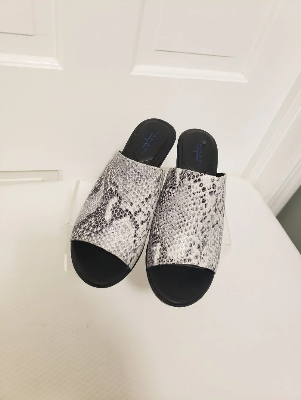 NWT Tahari Mylana Snakeprint In Shades Of Grey Wedge Slides Size 8